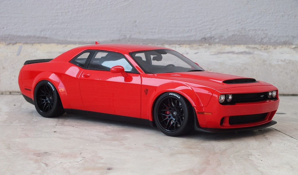 Dodge Challenger Hellcat Diecast Model – 1:32 Realistic Collectible Design with Lights & Sound